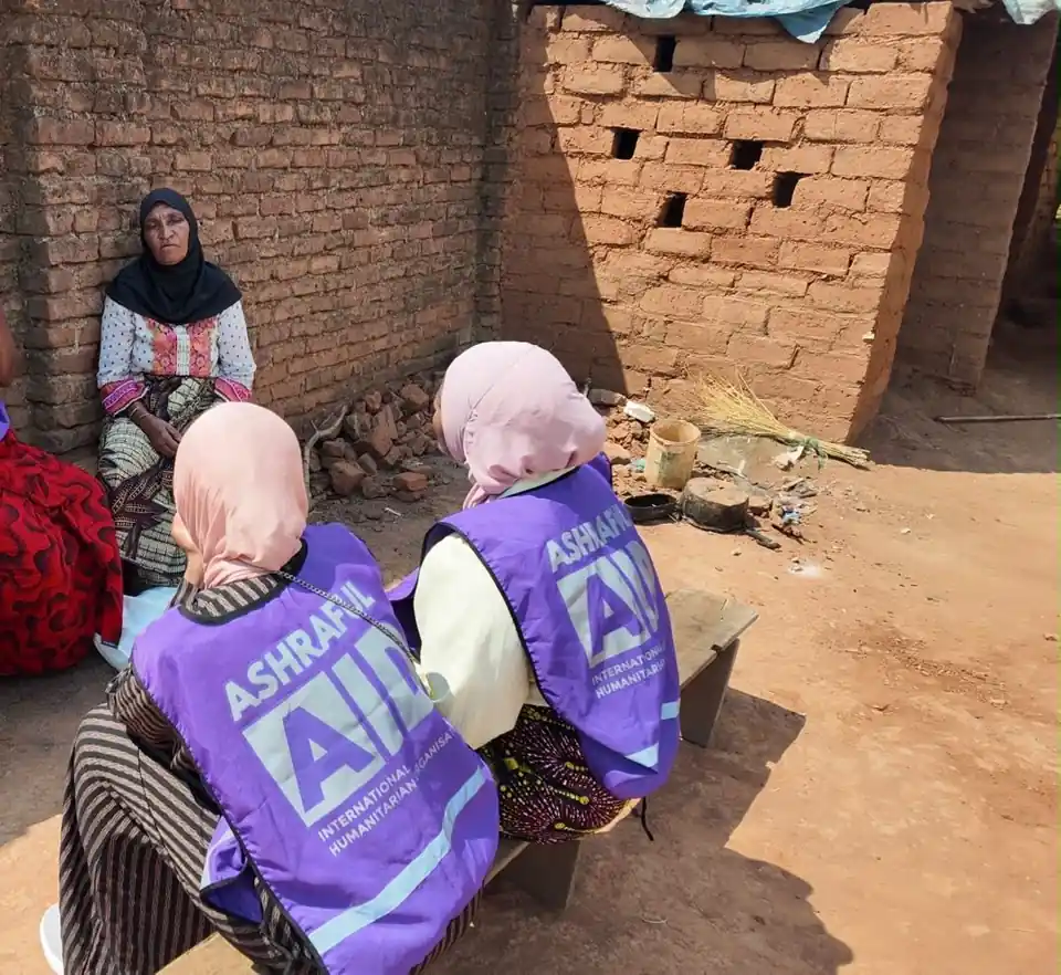 Ashraful Aid Malawi volunteers with elderly women during the Forgotten Mothers Project