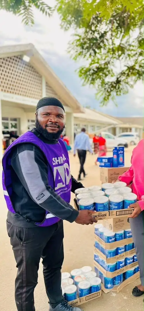 Ashraful Aid volunteer handing over baby formula at a hospital